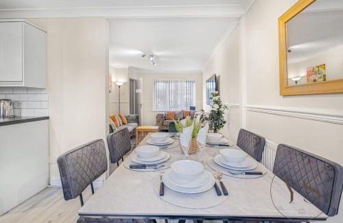 Tipton House | Modern 3BR Family Home in 14 Hempole Lane Near Dudley with Netflix, Wi-Fi & Free Parking