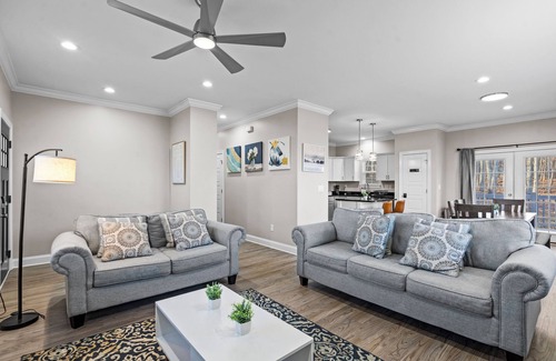 Bowling Green House | Modern 3BR Retreat - King Bed + Smart TVs