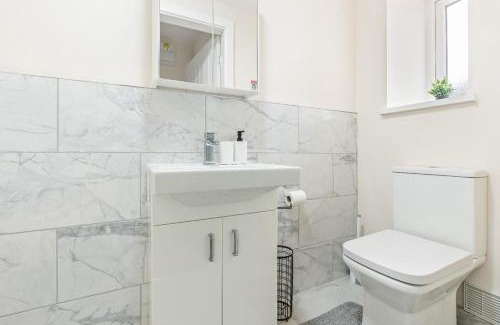 Walsall House | Modern 4-Bed, Parking, Pool Table, Sleeps 11