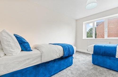 Walsall House | Modern 4-Bed, Parking, Pool Table, Sleeps 11