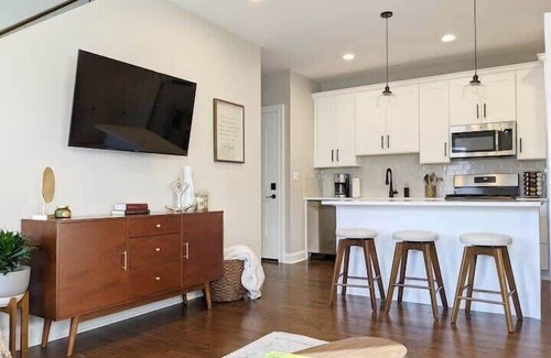 West Lakeview Condo | Modern 4 Bedroom Apt Next to Park&Pool | Lakeview