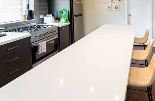 Manor Lakes House | Modern 4-bedroom family house with private garden