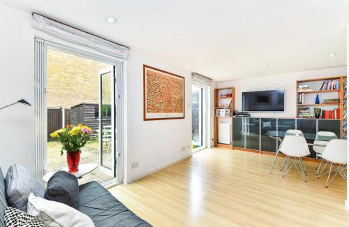Rotherhithe House | Modern 4 bedroom Terraced House by the Thames!