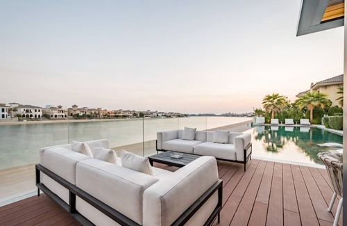 Palm Jumeirah Villa | Modern 4-Bedroom Villa on Palm Jumeirah, with gym and 2 maid's rooms