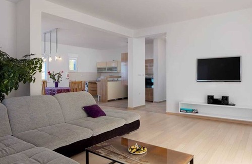 Podstrana Villa | Modern 4-BR Villa for 9 with private heated pool, close to the beach