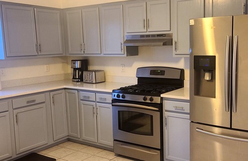 Linden House | Modern 4BR/2BA Apt next to Mall, Resto & Airport!