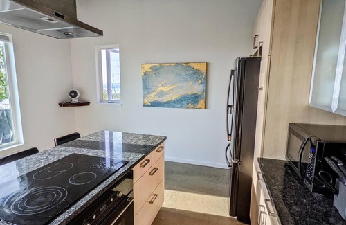 Chugiak Villa | Modern 4BR Loft- Denali View, Roofdeck, Pool Table