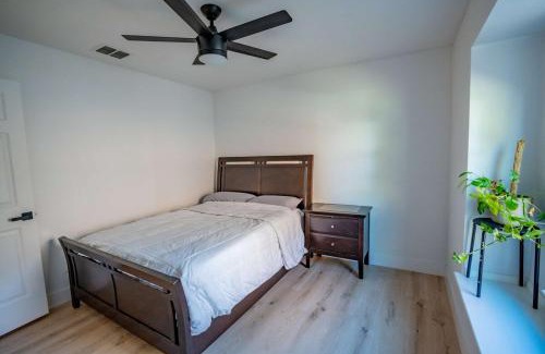 Roanoke House | Modern 4BR w Natural Light, High Ceilings