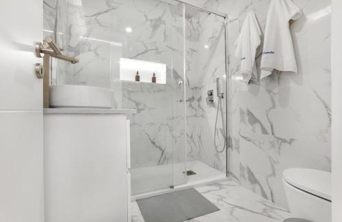 Mina Apartment | Modern Apartment by CM Properties