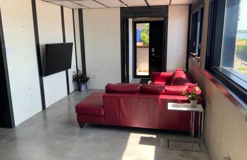 Vaudreuil Apartment | Modern apartment with magnificent views