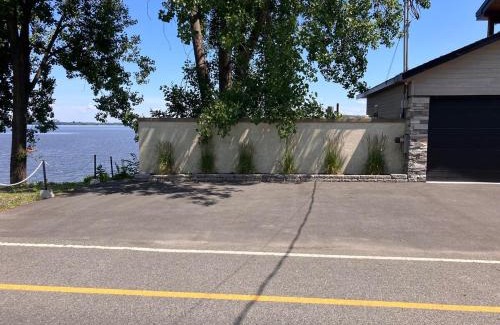 Vaudreuil Apartment | Modern apartment with magnificent views