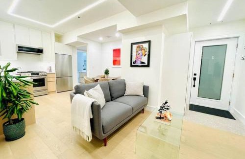 Upper Beaches Apartment | Modern Apartment Close To The Beach with Parking