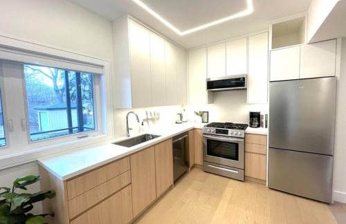 Upper Beaches Apartment | Modern Apartment Close To The Beach with Parking