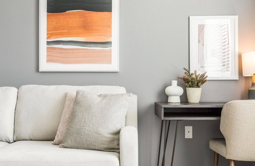 Southside Apartment | Modern Apartment in Prime Location (ID3827X51)