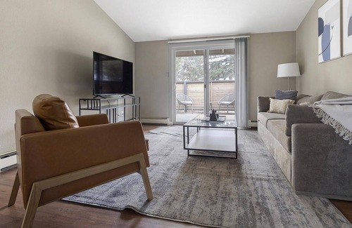Longmont Apartment | Modern Apartment in Prime Location (ID9230X68)