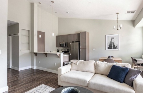 Meridian Apartment | Modern Apartment in Prime Location (ID7239X45)