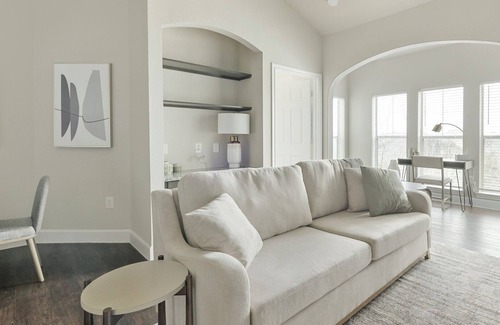 Richmond Apartment | Modern Apartment in Prime Location (ID1272X140)