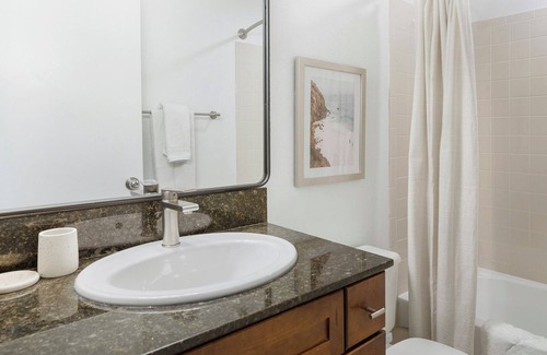 North Broadway - Holiday Apartment | Modern Apartment in Prime Location (ID1248X586)