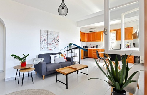 Vourkari Apartment | Modern Apartment overlooking the Marina of Vourkari