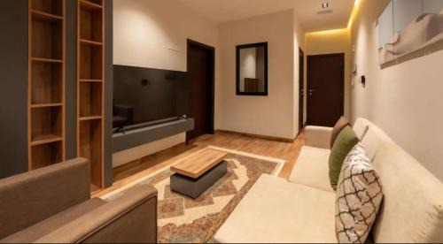 Muscat Apartment | Modern Apartment with Mountain View & Jacuzzi - Room with private bathroom in a flat