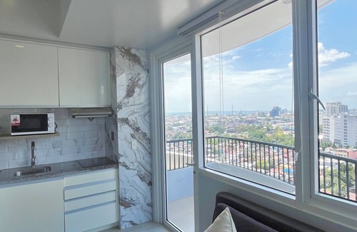 Cebu Apartment | Modern apartment with AC, WiFi, fitness room, ideal for remote work.