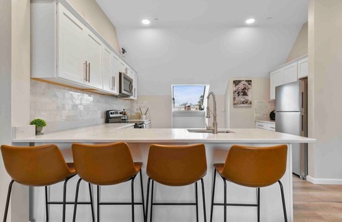 Mill River Apartment | Modern apt in Wooster Square