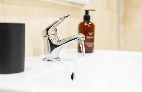 Theatreland Birmingham Apartment | Modern Arcadian Centre Apartment By Azura Nights