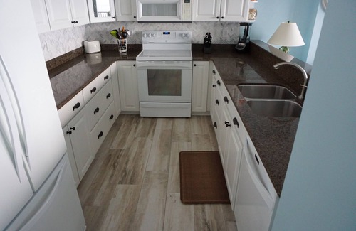 Ono Island Condo | Modern Beachfront Corner balcony , 2 Kings, 60" TV/XBox n4th FL, hear the waves