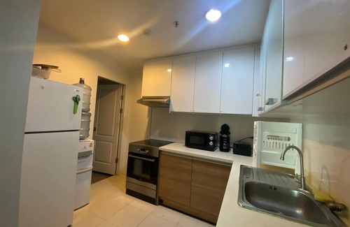 Huai Khwang Condo | "Modern Condo Overlooking Pool – Perfect for Relaxation"