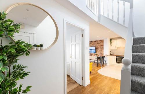 Galway Apartment | Modern CANAL VIEW Home, in City Centre, Sleeps 8