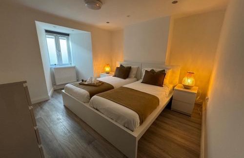 Wellingborough Apartment | Modern Central Apartments with Balcony