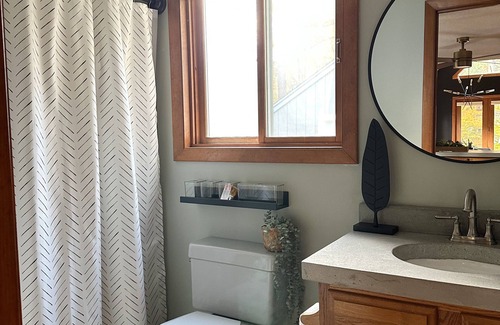 Silver Lake Ski Chalet | Modern chalet, walk to swimming and playground, perfect for families