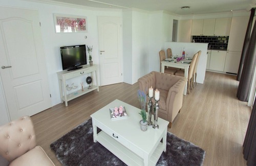 Langeberg Ski Chalet | Modern chalet with garden, terrace