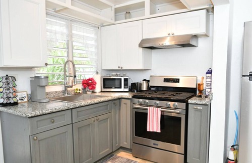 Estate Whim Apartment | Modern Chic 1BR Apt w/W/D & Island Fruit Garden