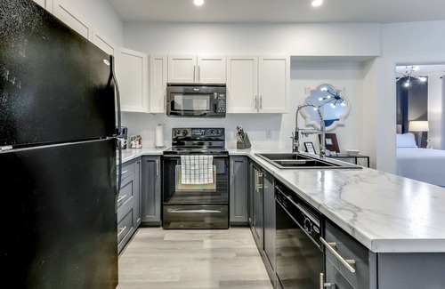 South Pandosy Condo | Modern, Chic, King Bed & Gym! Best Neighbourhood! Walk to Fab Restaurants!