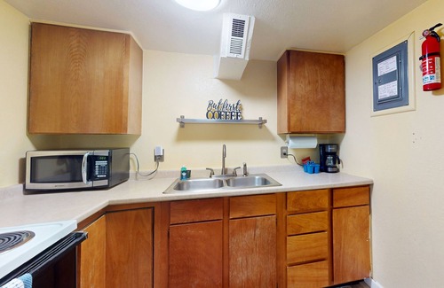 West Woodland Apartment | Modern city apartment with free internet and full kitchen