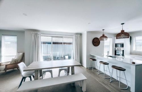 Pyes Pa House | Modern Coastal Retreat in Pyes Pa