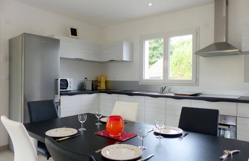 Saint-Remy-en-Rollat Cottage | Modern comfort between city and countryside, 2 BR, terrace, large garden, close to Vichy