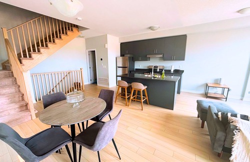 Durham Region House | Modern Comfort in Oshawa's Quiet Suburbsn(Sleeps up to 8)