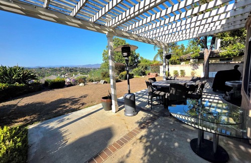 Kit Carson House | Modern & Comfort Paradise in Central Location withMountain Views & Fenced Yard