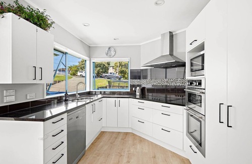 Stanmore Bay House | Modern, comfortable and only a 5 minute walk to the beach!