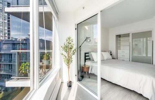 Crosstown Apartment | Modern Condo in Downtown Vancouver