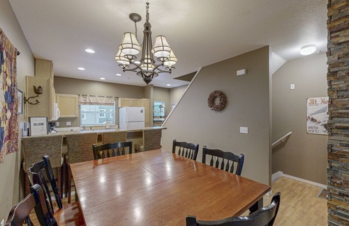 Government Camp Condo | Modern condo w/shared pool/hot tub - steps to town, near skiing