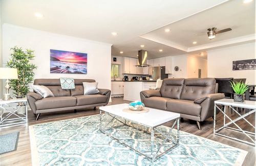 North Decatur House | Modern Contemporary 3 bdrm -4 beds House with HotTub&BBQ! SUMMER:PrivatePool
