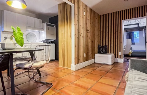 Brickell House | Modern Cottage 2BR/2BA, King Suite + Bunk/Den, Garden, 5 Min to Miami Beach!
