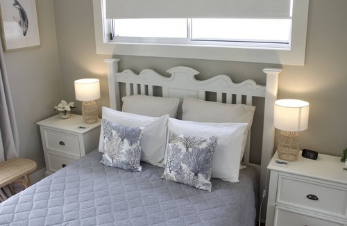 Umina Beach House | Modern Cottage with Heated Pool - Walk to Beach