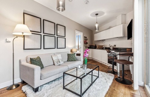 St. Helen's Apartment | Modern & Designed 2 bed Penthouse Apt Sleeps Five