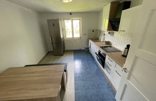 Engen Condo | Modern double rooms with TV, WiFi, shared bathroom and kitchen