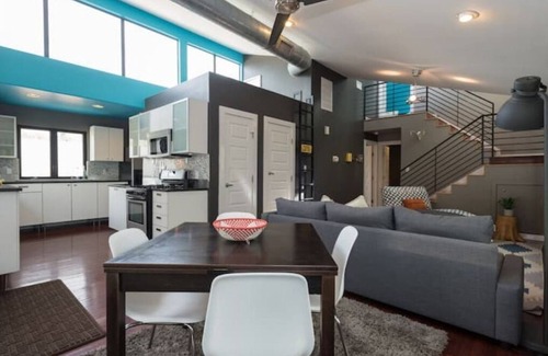 Chestnut House | Modern Downtown 2 Homes w/11 beds