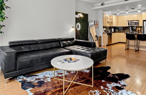 Downtown Dallas Apartment | Modern Downtown Dallas City View High-Rise, Free Parking, Balcony, Pool, Gym